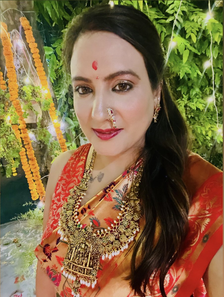 sonalgoelias's tweet image. दीपज्योतिः परं ब्रह्म दीपज्योतिर्जनार्दनः। 
दीपो हरतु मे पापं संध्यादीप नमोऽस्तुते॥ 🪔🙏🏻✨

दीप का प्रकाश परम ब्रह्म का प्रतीक है;
यह दिवाली हमें प्रेरित करे कि हम अपने कर्म, दया और सेवा के माध्यम से दुनिया में प्रकाश फैलाएँ 💫🌸

#HappyDiwali #Deepotsav2025 #FestivalOfLights