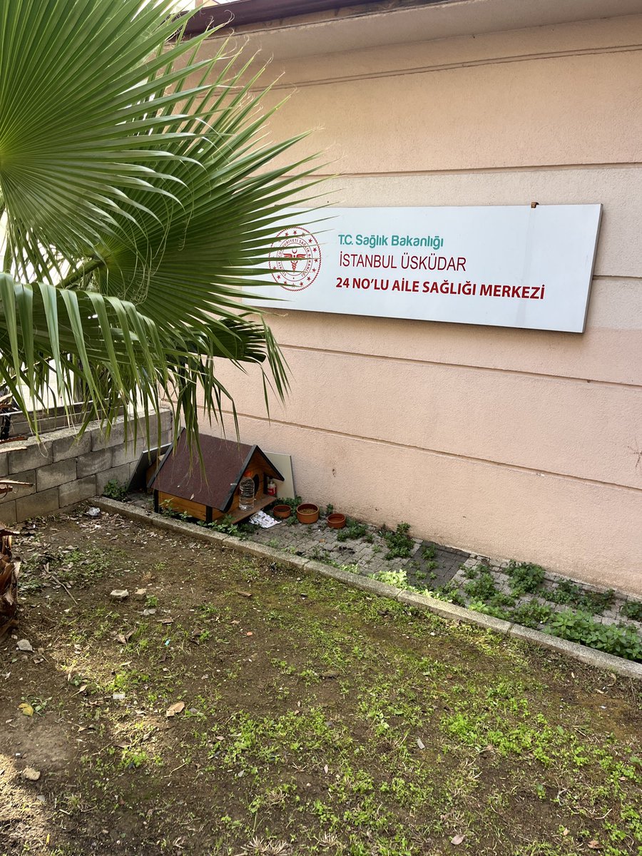 NiluferSabuncu's tweet image. Üsküdar&apos;daki aile sağlığı merkezine muayeneye giden

Hamile olan veya hamilelik planlayan vatandaşlarımız,

Lütfen bahçedeki kaldırım, bank ve çimlere oturmayınız, temas etmeyiniz. 

@saglikbakanligi @drmemisoglu @uskudarbld @ibb_veteriner @TC_istanbul