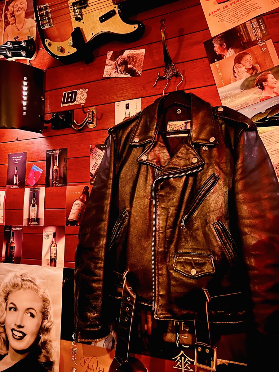 雨だし寒いし革ジャンな季節（写

外国人だけが元気に傘も刺さず
Tシャツ短パンと薄着で闊歩
そんな新宿ゴールデン街

秋の夜長とは言うが
暇で夜長となりそうね今夜

まぁどっちみち夜長
今夜は誰と夜長？

さ
今宵もうんにょり

水曜ZORY。。。