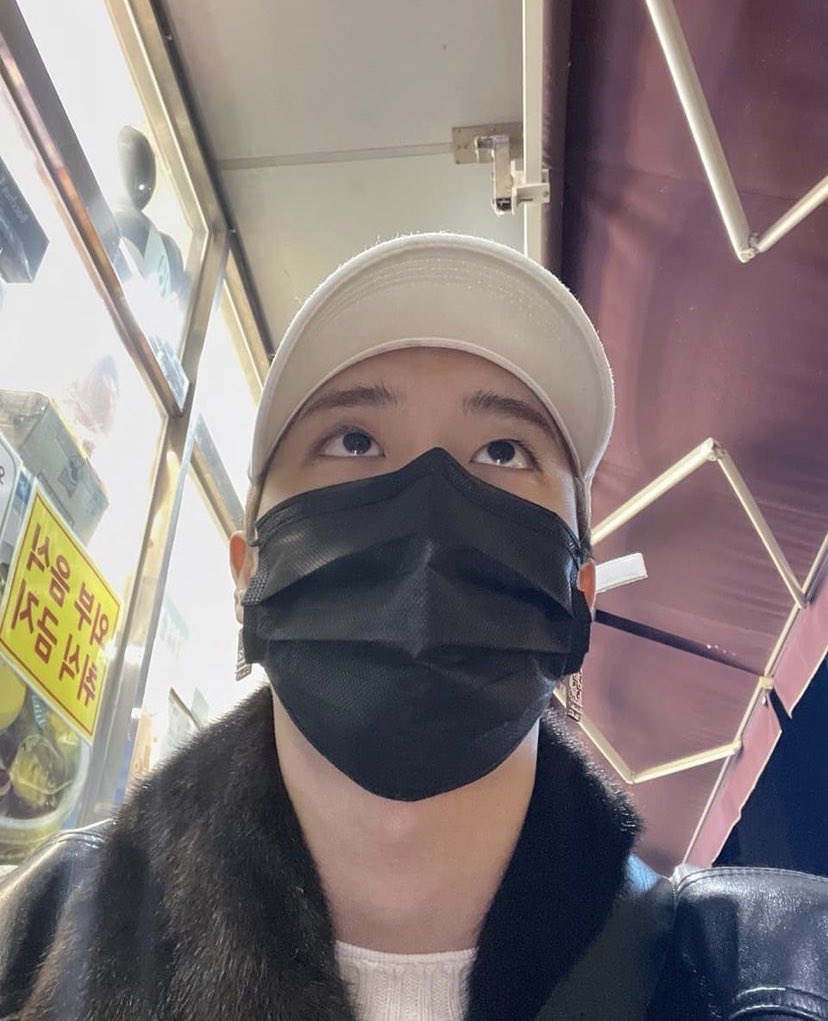 hanjisungs_ufo's tweet image. Jisung in his head: let me take a photo of this bitch’s outfit and of mine so i can use it against him for the rest of time. wait till the girlies find out