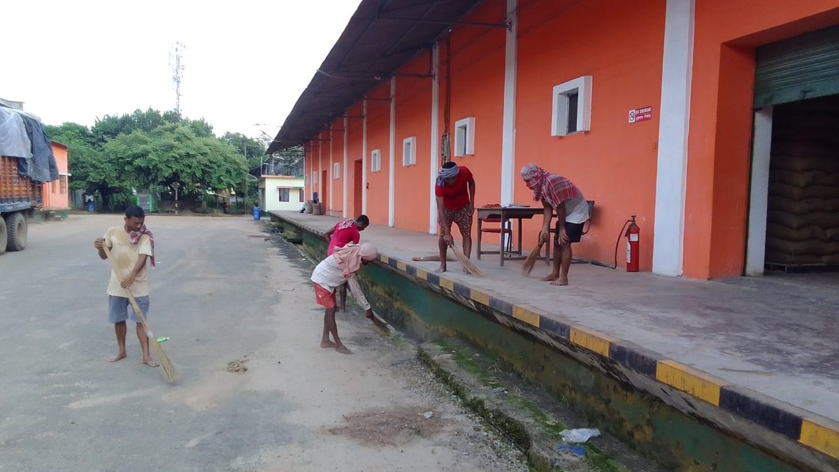 🚮 In line with #SwachhataHiSeva2025, FSD Nandannagar under DO Agartala joined hands for “Ek Din, Ek Ghanta, Ek Sath” – a one-hour Shramdaan Special Cleanliness Drive. Together for a cleaner, greener tomorrow 🌍✨ was conducted on 21/10/2025 #EkGhantaShramdaan
