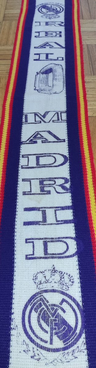Modelo raro por la antigüedad de la lana y que lleva el estadio en medio por lo general este modelo no lo lleva también el escudo es diferente al resto de  este modelo .
#RealMadrid #HalaMadrid 
#SiempreFieles