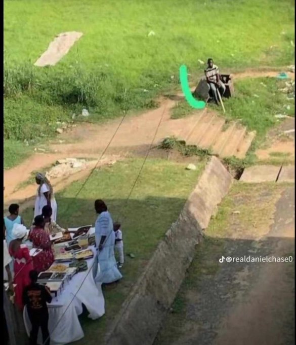 OluseyeEmm29616's tweet photo. Undergraduates at Unilorin's Convocation event 😂 https://t.co/NNXU689mRw