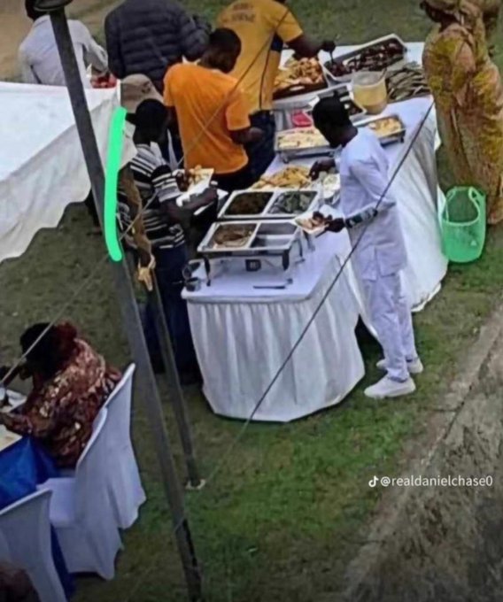 OluseyeEmm29616's tweet photo. Undergraduates at Unilorin's Convocation event 😂 https://t.co/NNXU689mRw