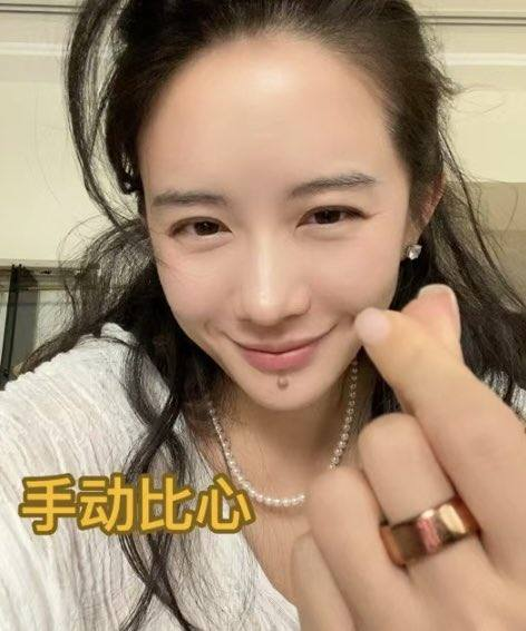 比心手势 🫰 是一个简单却充满力量的动作，连接着东西方文化。它象征着爱、感恩与连接，是一种超越语言与文化的小小表达。在西方，它已成为一种充满趣味的方式，用来传递欣赏、积极与支持。共同而言，它代表着一个普世的信息：爱与价值可以通过一个简单的手势跨越国界被分享。