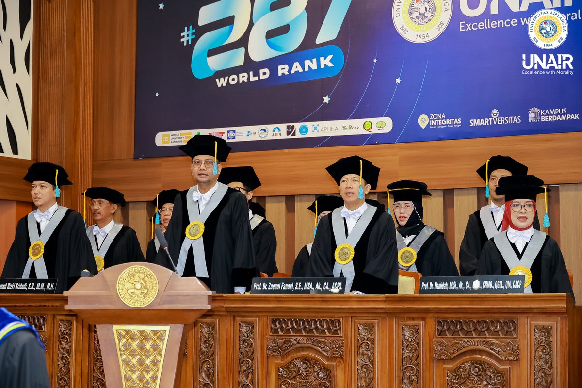 Universitas Airlangga (UNAIR) mengukuhkan empat guru besar baru dari Fakultas Ekonomi dan Bisnis (FEB) pada Rabu (22/10/2025). Prosesi pengukuhan yang berlangsung di Aula Garuda Mukti, Kampus MERR-C UNAIR tersebut menandai pencapaian puncak karier akademik bagi keempat guru