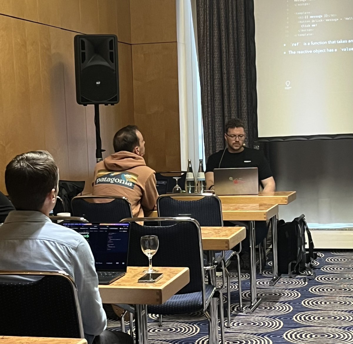 JS_Days's tweet image. Auf geht&apos;s Tag 3! 😃
Heute mit: Skalierbare Komponentenarchitektur mit Mirjam Aulbach, KI mit LangChain.js mit @BFreakout, Full Stack mit Nuxt.js mit @TheAlexLichter, NgRx mit @FabianGosebrink &amp;amp; @tim_honermann und Accessibility in Angular mit Alexander Thalhammer!
Los geht’s! 🚀