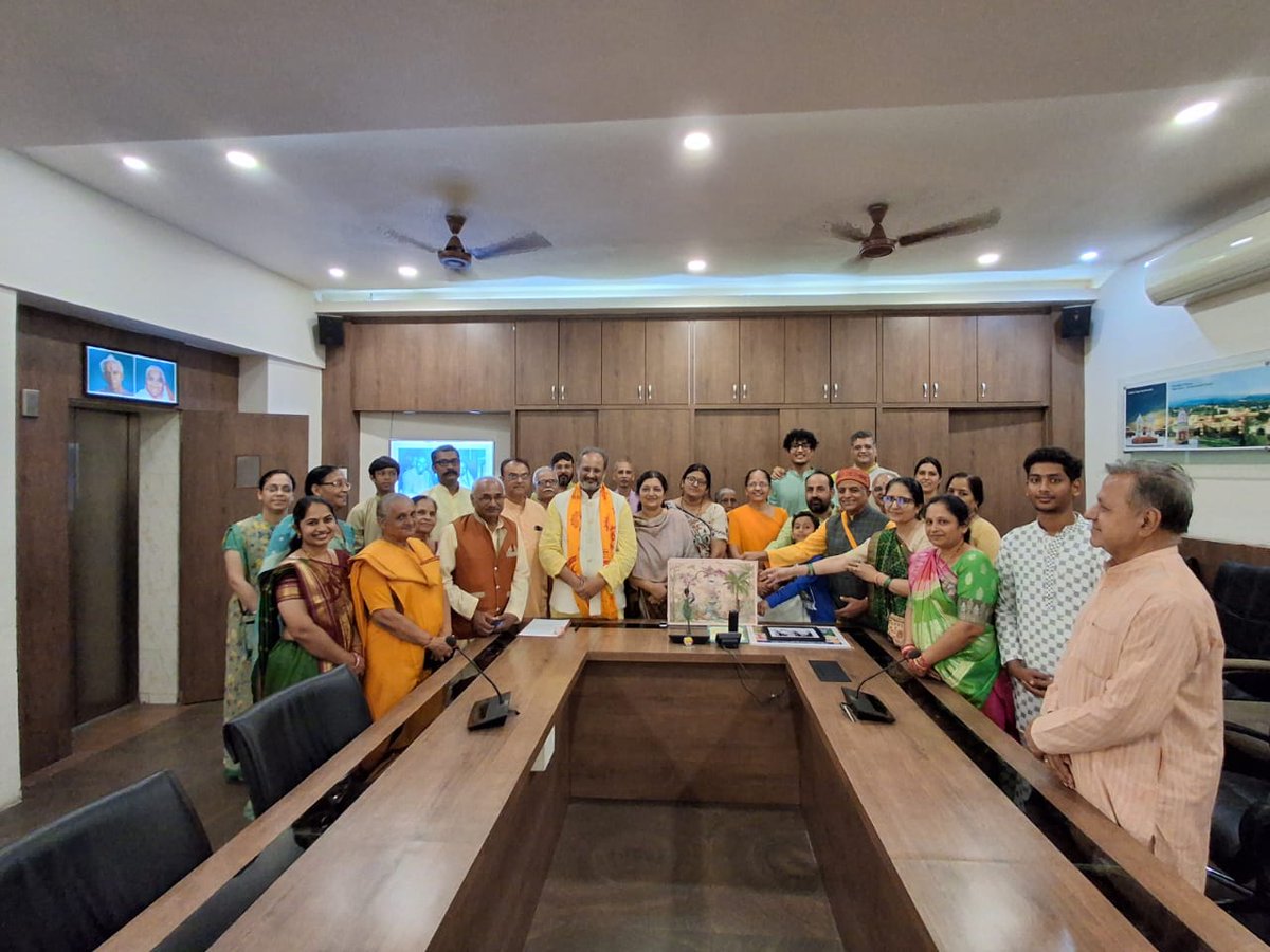 નૂતન વર્ષા અભિનંદન 
ગાયત્રી પરિવાર ના યુવા પ્રતિનિધિ અને આપણાં સહુ ના આત્મીય ચિન્મય પંડ્યા જી સાથે નવ સંવત્સર નો શુભારંભ .શાંતિકુંજ ના ગુજરાતીઓ સાથે. 
<a href="/dsvvofficial/">Dev Sanskriti Vishwavidyalaya</a> <a href="/DrChinmayP/">Dr. Chinmay Pandya</a>