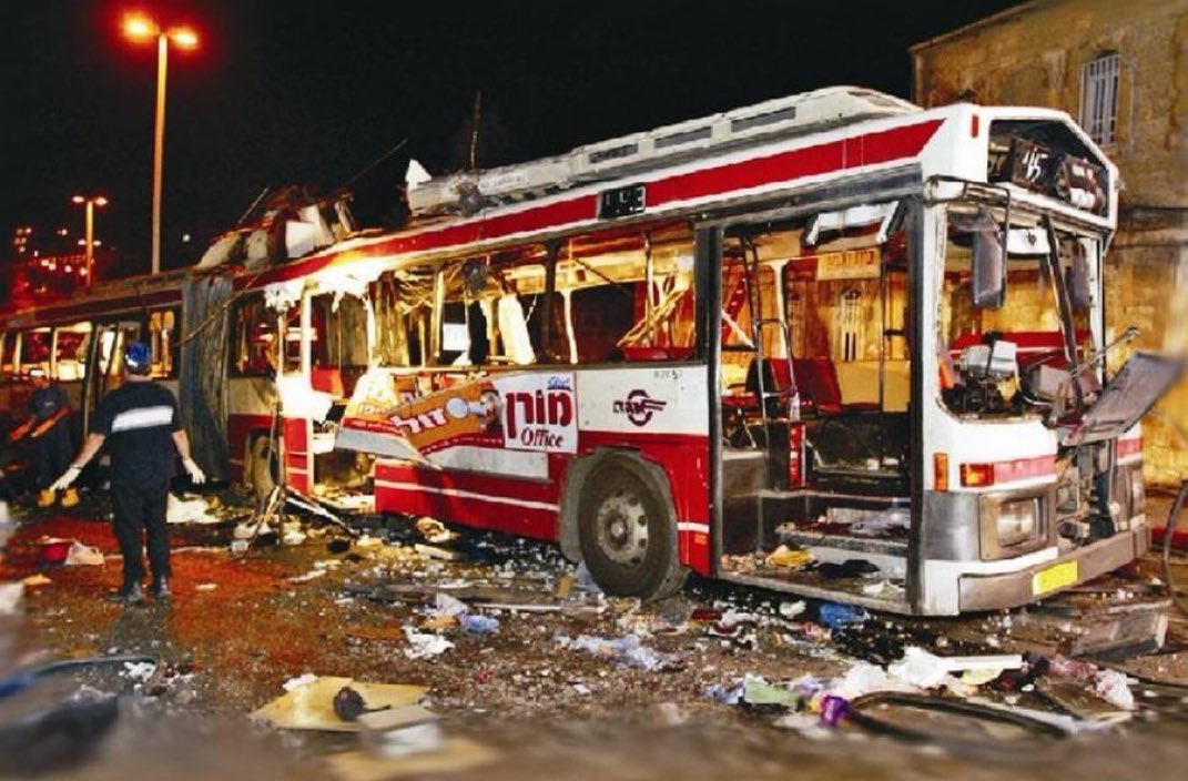 Niños cantaban en su camino de regreso del Muro de los Lamentos cuando el autobús explotó.

El atentado en Jerusalén en 2003 dejó 23 muertos —7 de ellos niños— y más de 130 heridos. 

Detrás del ataque estaba Muhammad Aref Samhan, alto miembro de las Brigadas de los Mártires de