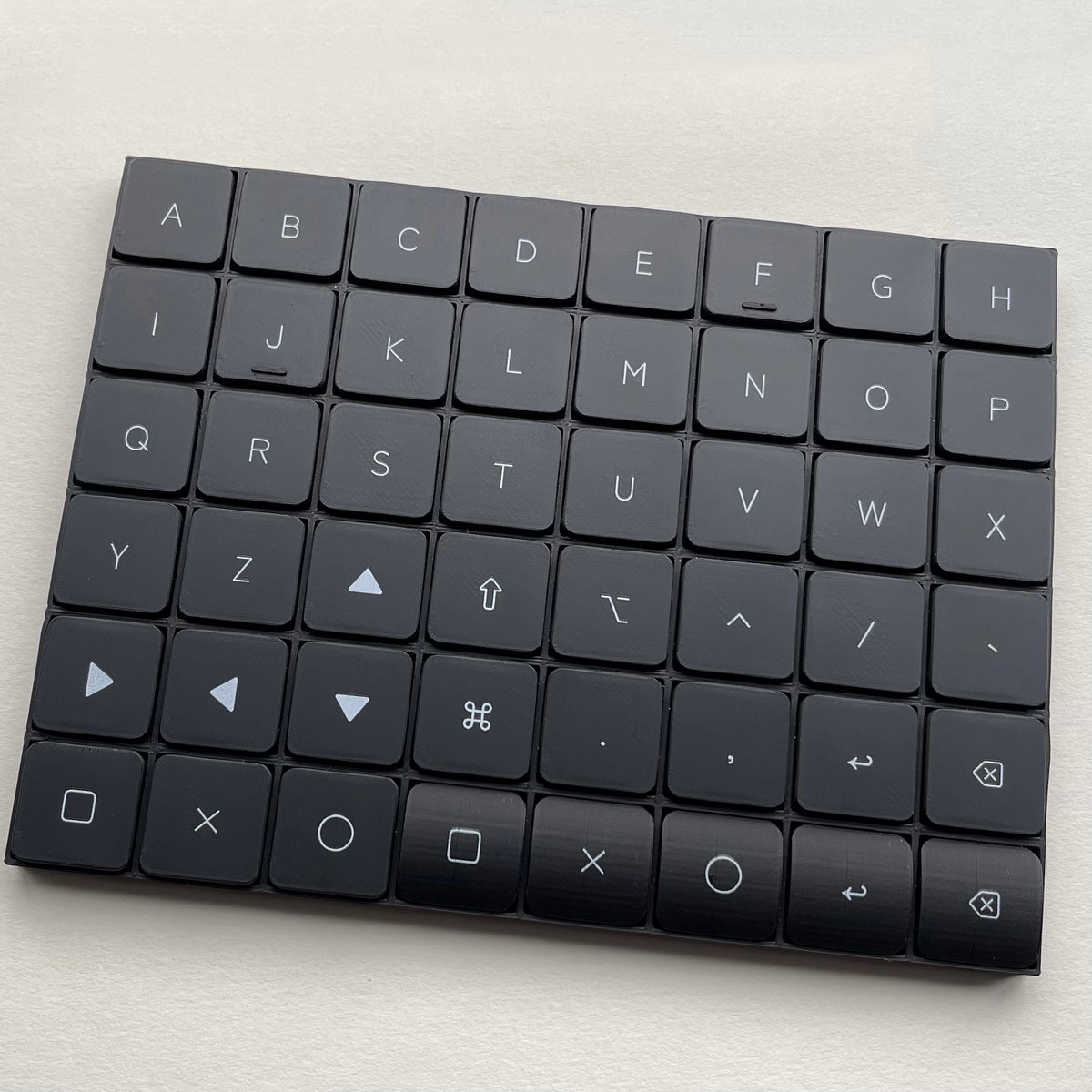 17mmピッチ用 印字キーキャップ「flat」
ブラックカラー完成しました🙌
3つ在庫いれております！
yukeyshop.booth.pm/items/7299687