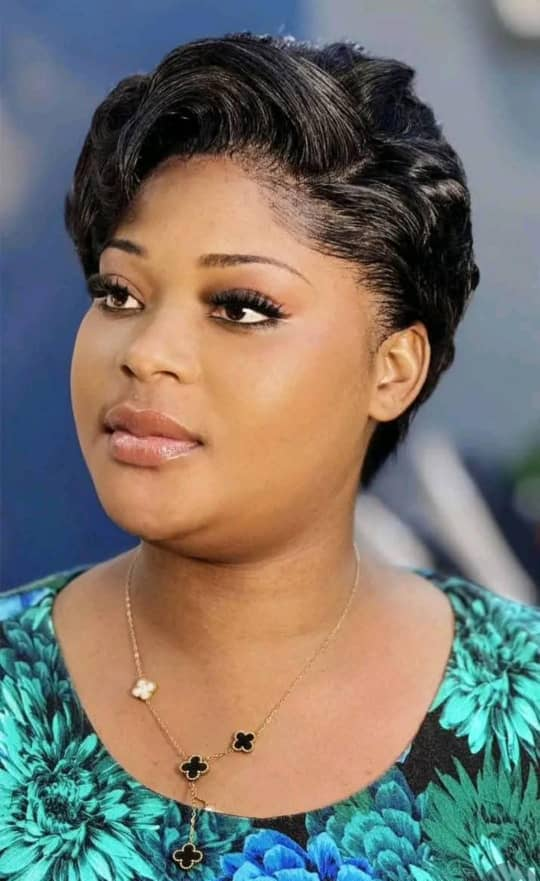 DRCNewsToday's tweet photo. #RDC: Selon le tiktokeur @juniorafrica_, câest elle qui aurait fait taire Madame #Elombe. Craignant que Fatshi ne la nomme ministre de lâĂducation, Fatshi qui choisit souvent des femmes brunes et influenceuses TikTok , la ministre, sentant son poste menacĂ©, aurait dĂ©cidĂ© dâagir. https://t.co/kpqklFpJYS