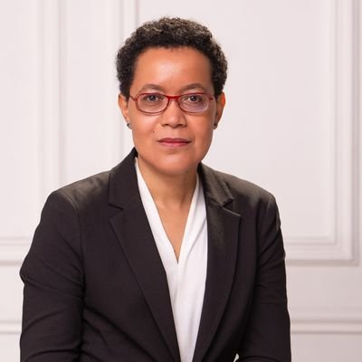 DRCNewsToday's tweet photo. #RDC: Selon le tiktokeur @juniorafrica_, câest elle qui aurait fait taire Madame #Elombe. Craignant que Fatshi ne la nomme ministre de lâĂducation, Fatshi qui choisit souvent des femmes brunes et influenceuses TikTok , la ministre, sentant son poste menacĂ©, aurait dĂ©cidĂ© dâagir. https://t.co/kpqklFpJYS