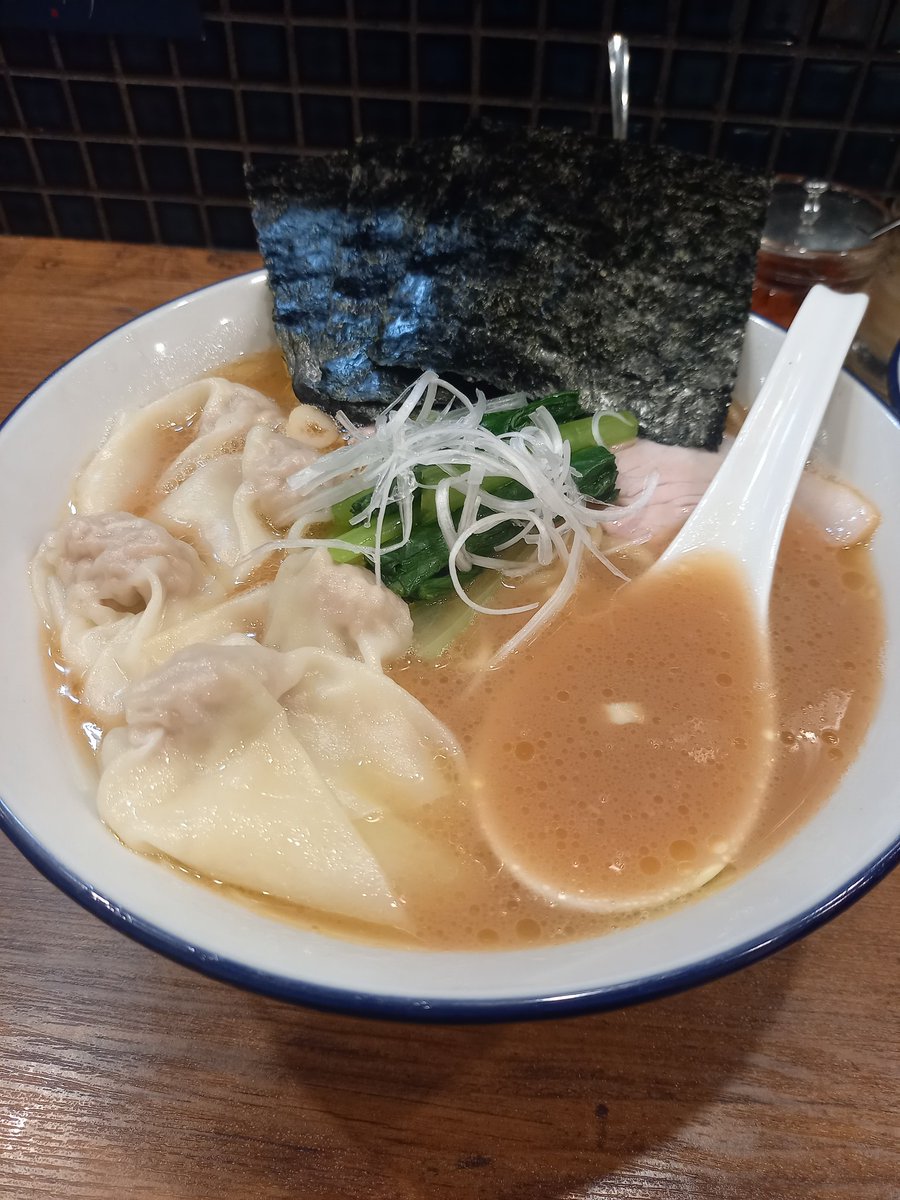 豚骨  蒼翔

ワンタンメン
お好み～薄め少なめ

久々の訪問🍜🍥
気になっていたワンタンメンを選択💦
私の中では チャーシュー特化型の家系らーめん屋さんの印象💡
のりがパリっとしてて食べ応えのある感じ✨
お好みは味がシンプルな分 濃い目多め がお勧めかも

ごちそうさまでしたぁ🙇‍♂️