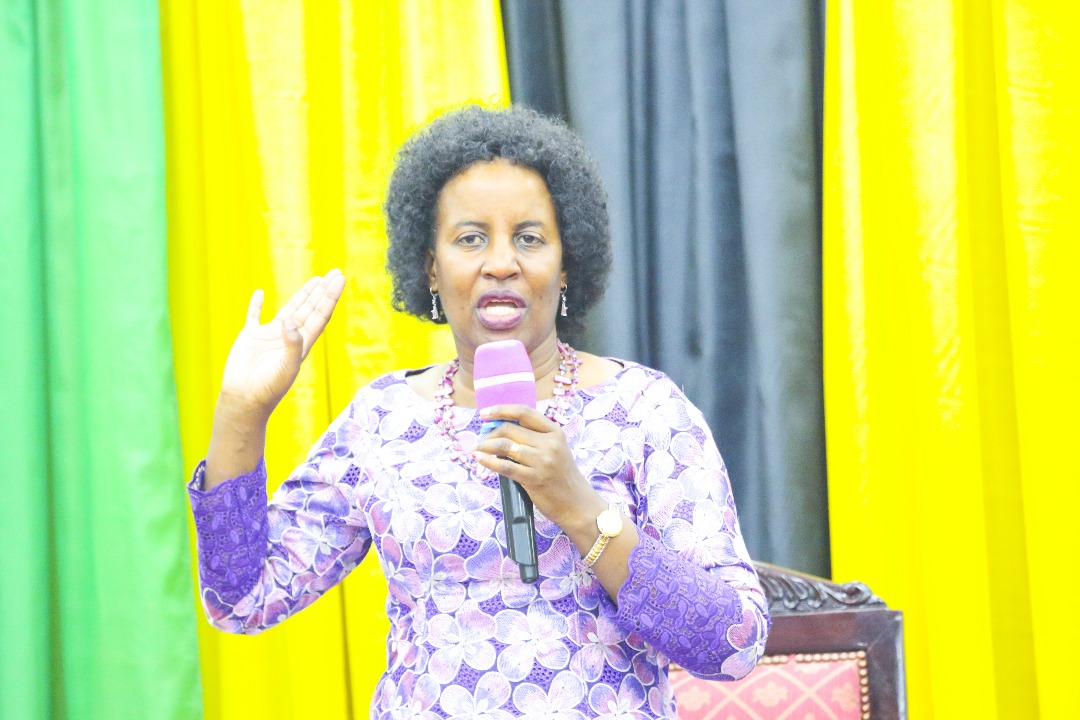 "Msiogope kwenda kupiga kura kwani kila mwenye mahitaji maalumu atapewa kipaumbele kupiga kura bila kukaa kwenye foleni na kuhakikisha anakuwa salama. Nendeni Mkachague viongozi mnaowataka ambao  watakuwa wazuri kuwaongoza na kuwatatulia changamoto zenu za kijamii” RC. Senyamule