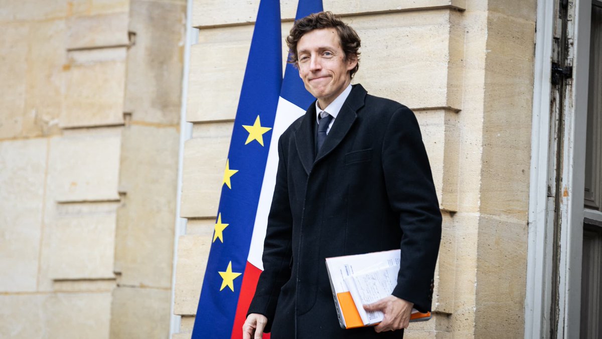 BFMTV's tweet photo. Le nouveau ministre de l'Éducation nationale juge la situation de l'école "extrêmement inquiétante" et détaille ses trois "priorités"
https://t.co/2Besy5y3vw https://t.co/SYRA2P2fq3