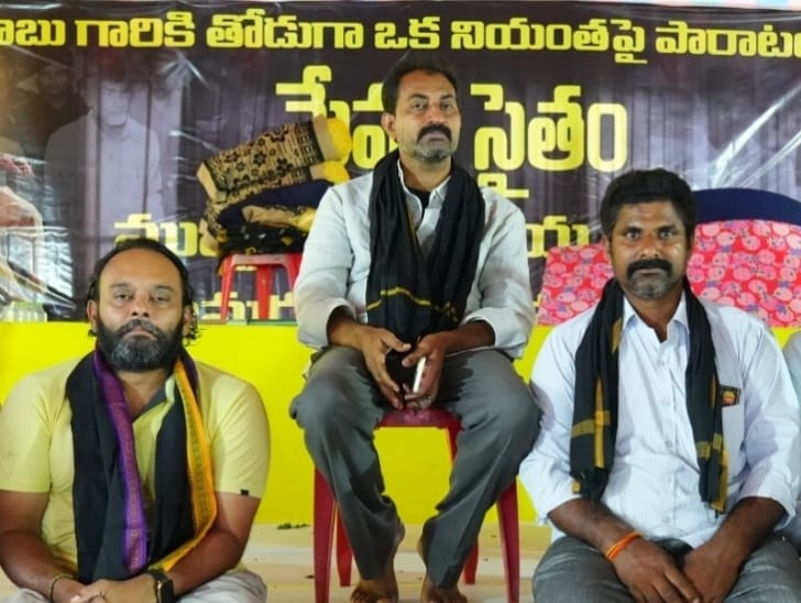 ngpadu_tdp's tweet photo. ఈ రోజుకి మీరు మాకు దూరమైన ఆరు నెలలు అవుతుంది అన్న 😭🙏🏻.
మీరు లేని ఆ లోటు తీర్చాలేనిది.....
జోహార్ వీరయ్య అన్న ✊🏻
#SuchitraVeeraiahChowdary
#muppavarapuveeraiahchowdary
#TeamMSVC #mvcyouth #TDPTwitter #NaraLokesh #NaraChandrababuNaidu #ngpadu_tdp #snpadutdp https://t.co/Gj5ET0fBYg
