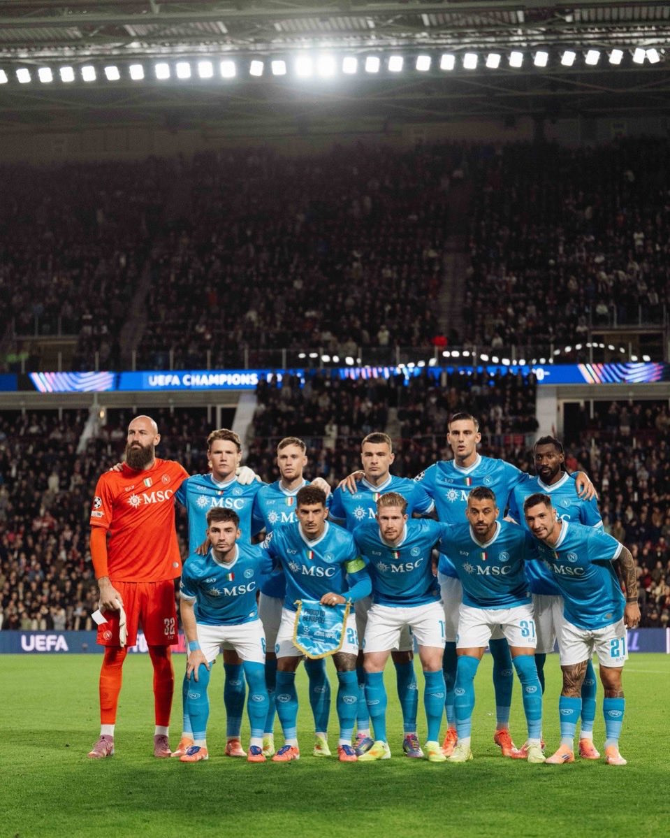A Manchester il Napoli rimane in 10 per 75 minuti. Nonostante ciò  contro il City (una delle 6 squadre più forti al mondo) prende solo 2 gol ed è SEMPRE sul pezzo.

A distanza di 33 giorni il Napoli rimane in 10 per 20 minuti. Contro il Psv Eindhoven (che non vale un’unghia del