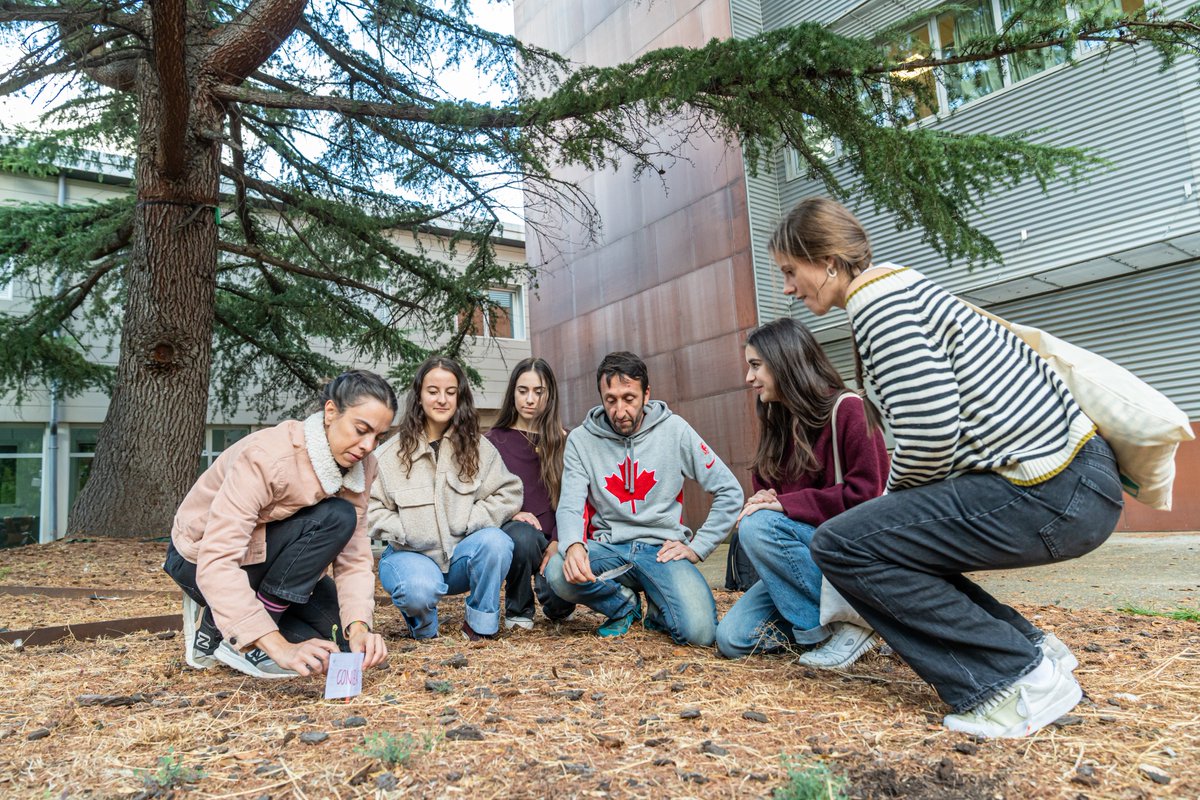 🌲📷| Este martes se ha celebrado la primera sesión de las jornadas de conservación de la biodiversidad en el campus de la UR durante la que los participantes recorrieron el campus identificando especies de la mano de David Ijalba Tobalina y María Barco Antoñanzas, de