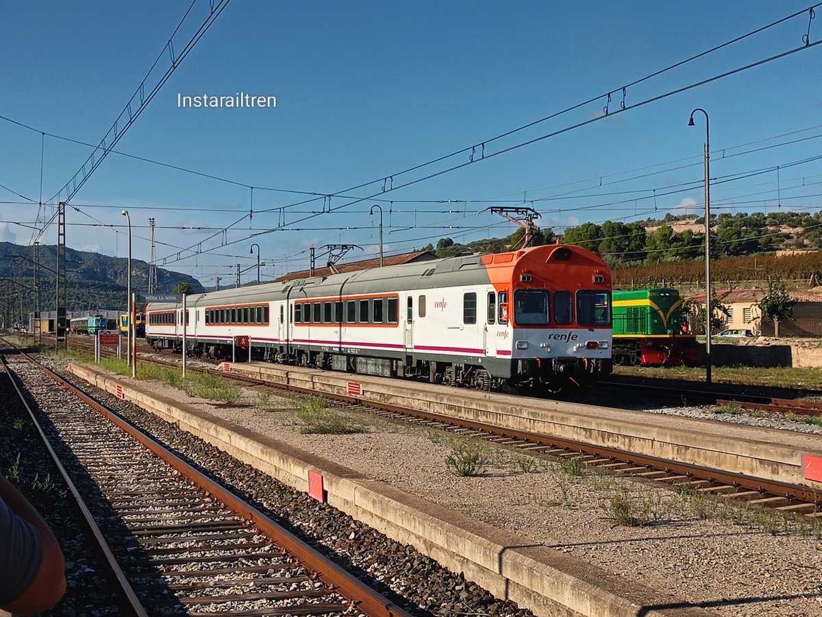 europa_tren's tweet photo. Otra de las protagonistas de la Festa del Tren es el Electrotren 444.002 haciendo servicios desde la estación de Mora al depósito del material histórico, 18 de octubre de 2025. Foto: Ezequiel Pérez Martínez #EuropaTren #instarailtren #Renfe #Electrotren #APPFI #FelizMiercoles https://t.co/KQ3BldMjfq