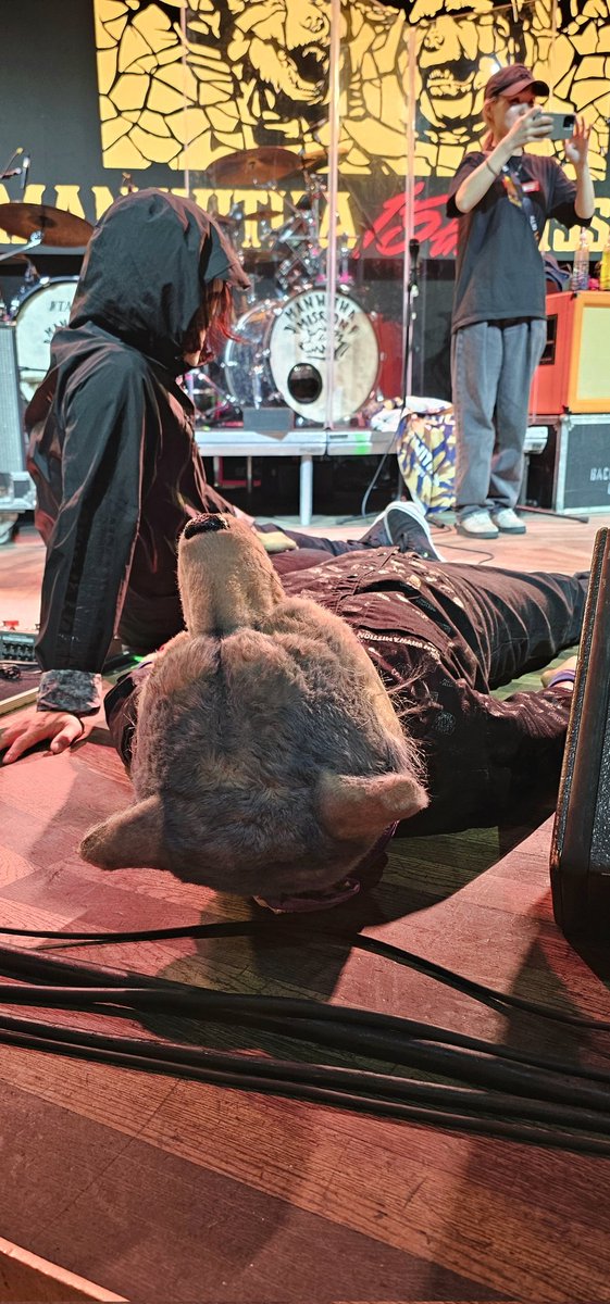 Moachan17's tweet image. モフモフ Boy-san . The way ED Vedder san is looking at him is pretty cute, ahah #manwithamission #MWAM #マンウィズ