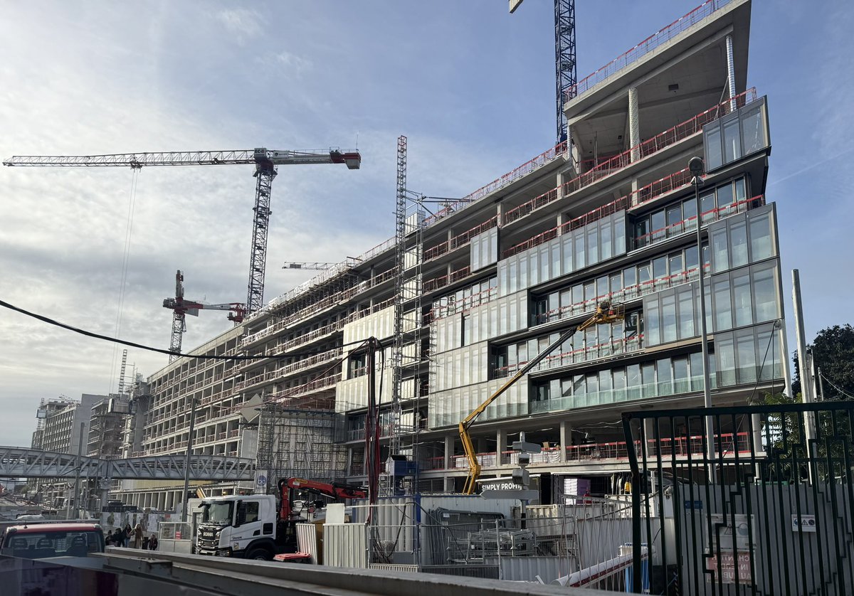 Vegetalisation en cours…
🏗️ construction de bureaux… alors que des espaces sont vides juste à côté 
🏢et centre commercial alors qu’Italie2 se meurt, sans parler du #commerce de proximité !
Voilà le bilan de M. Gregoire le candidat pour succéder à #Hidalgo
#Austerlitz #Paris13