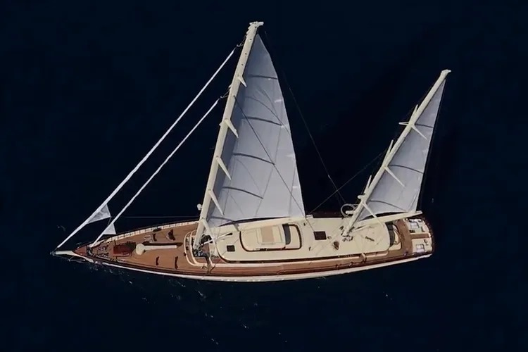 Simena, ilk deniz seyrini tamamladı

Ares Yachts, ilk süperyat projesi olan 61,61 metrelik Simena, yelken altında gerçekleştirdiği ilk deneme seyrini başarıyla bitirdi.

haberdenizde.com/denizde-gundem…

#denemeseyri #enbüyüküçüncüyelkenliyat

<a href="/ARESYachts/">ARES Yachts</a>
<a href="/DUMediaCo/">DesignUnlimited</a>
<a href="/NorthropJohnson/">Northrop & Johnson</a>