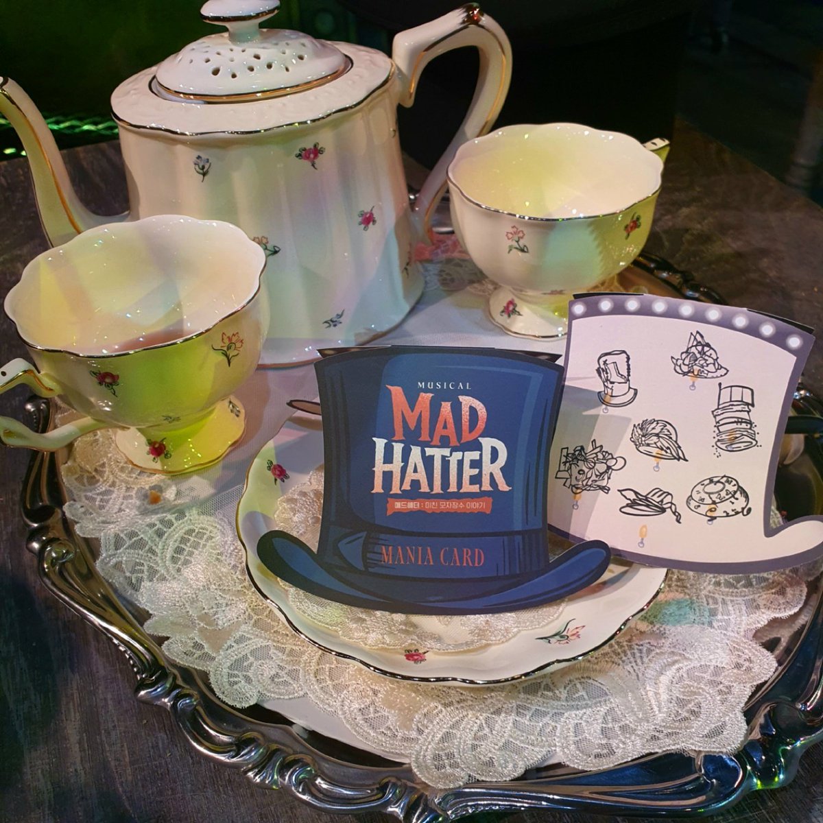 #뮤지컬 #매드해터

🎩 매니아 카드 실물 공개

발급기간: 10/22(수) - 2026/1/18(일)
발급장소: 공연장 로비 MD 부스
발급시간: 공연 시작 1시간 전 ~ 10분 전 / 공연 종료 후 10분까지

유료 관람 첫 번째부터 발급 가능합니다.

-
2025.10.22-2026.1.18
링크아트센터드림 드림2관