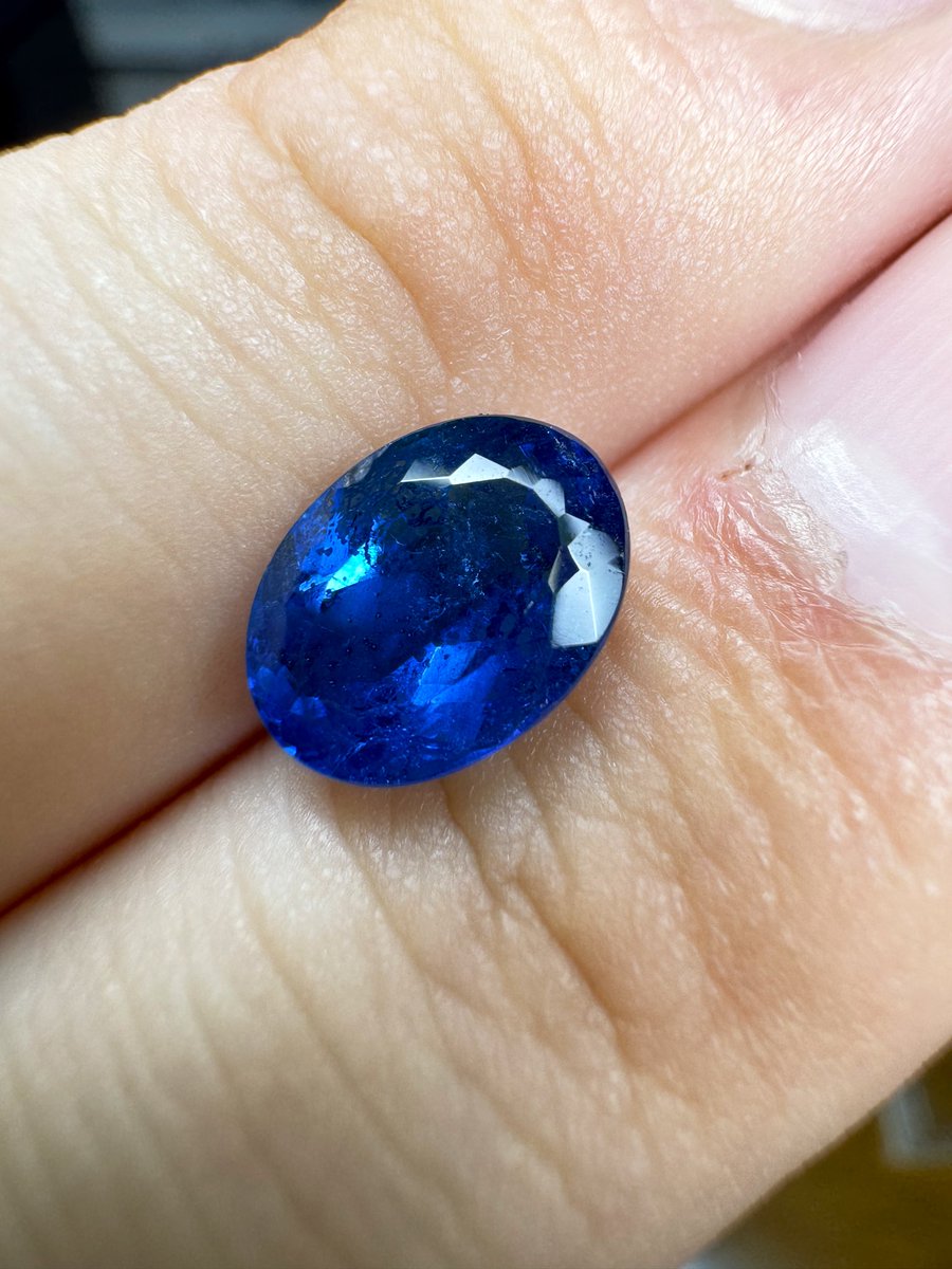 harukomugi_04's tweet image. 鮮烈な青なパライバトルマリン🟦🟦🟦
2ctアップ。サファイア蒐集家としても、一瞬ロイヤルブルーサファイアかと見紛うほどの青。パライバトルマリン、初石にして卒業石🌸ブラジル🇧🇷産。初期のものらしい。室内でも異彩を放つ✨💎✨