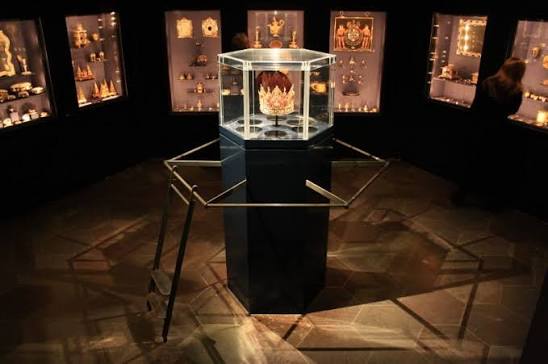 benjaminrandow's tweet image. Puisque la ministre @datirachida a commandé un audit sur le vol des joyaux de la couronne au @MuseeLouvre, je me permets d'apporter ma pierre avec cette petite comparaison des conditions dans lesquelles sont exposés les trésors britanniques, autrichiens et danois : dans tous les…