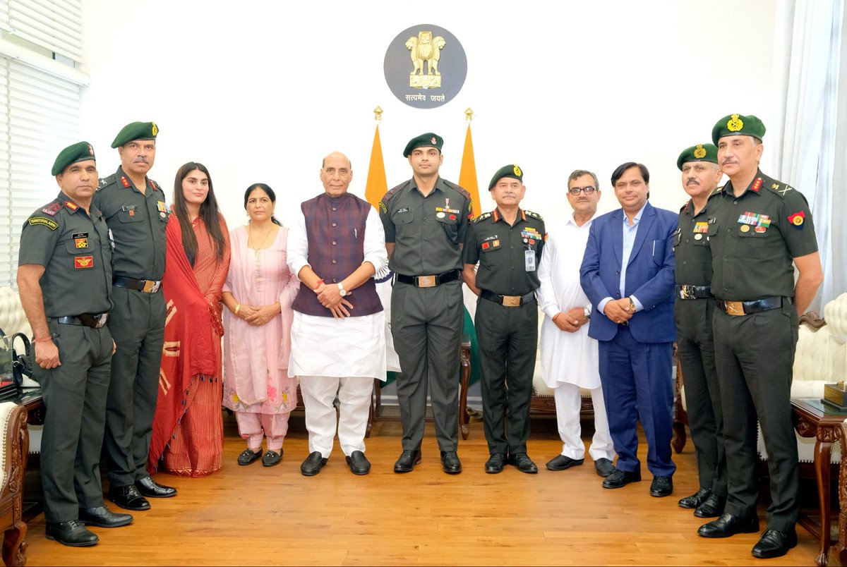 airnewsalerts's tweet photo. Two-time Olympic medallist #NeerajChopra is conferred the honorary rank of Lieutenant Colonel in the #IndianArmy. The ceremony was held in #NewDelhi with Defence Minister @rajnathsingh and Army Chief General Upendra Dwivedi.

Neeraj Chopra had joined the Indian Army as a junior commissioned officer in the rank of Naib Subedar in August 2016. 

@SpokespersonMoD | @Neeraj_chopra1