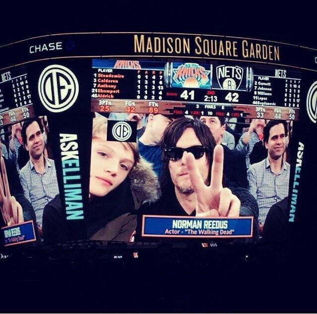 息子よりはしゃいでバスケ観戦を楽しむノーマンリーダス