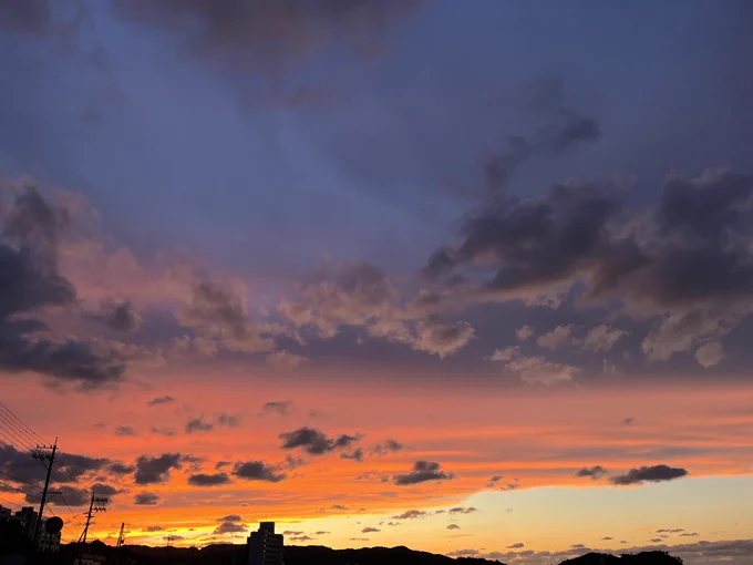 とてもいい空だと思ったのでパシャリ 月と太陽の交差する時間は美しいものだ