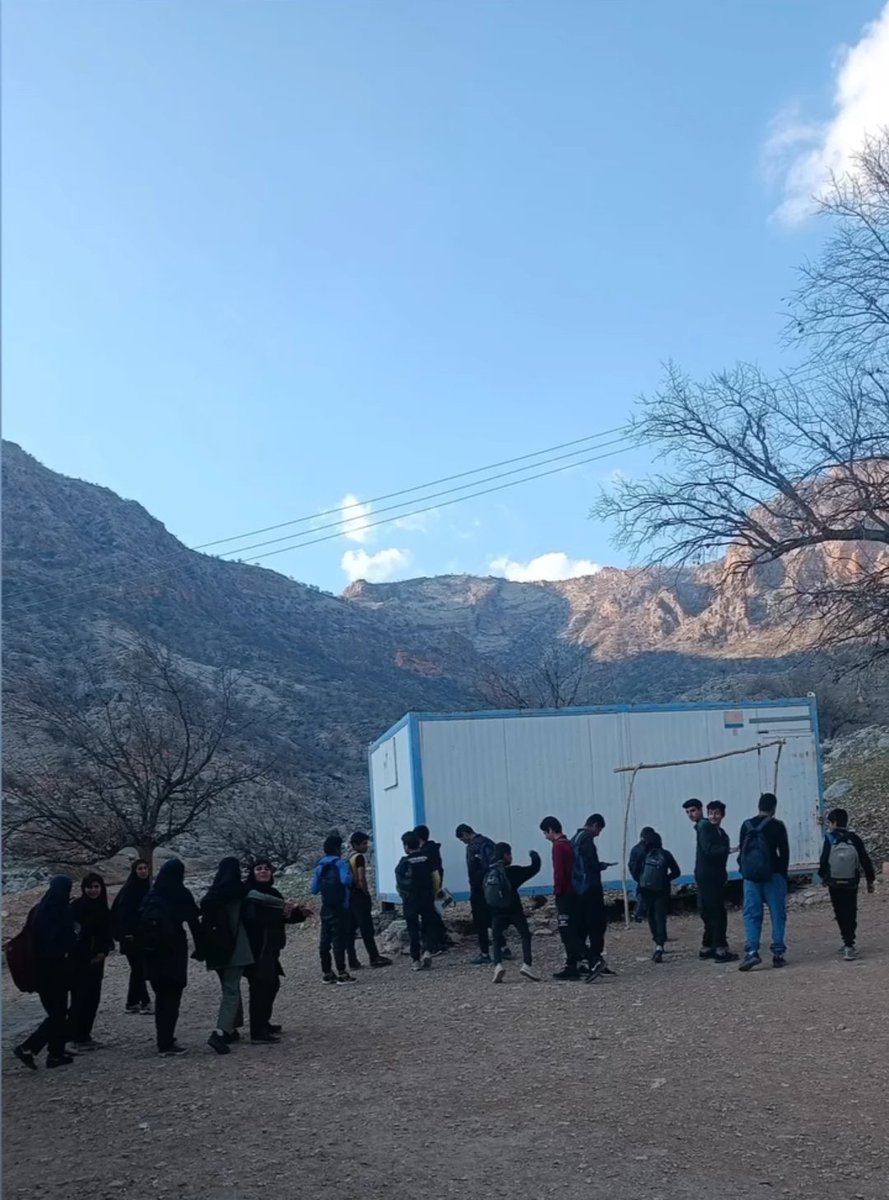 aliMohamad49570's tweet photo. امروز ته دنیا بودیم 
پیش این طفلای معصوم که خنده بر صورتشون نشست و چقدم خودمون کیف کردیم مهر دوستان مستدام ♥️ https://t.co/aMtf88gEro