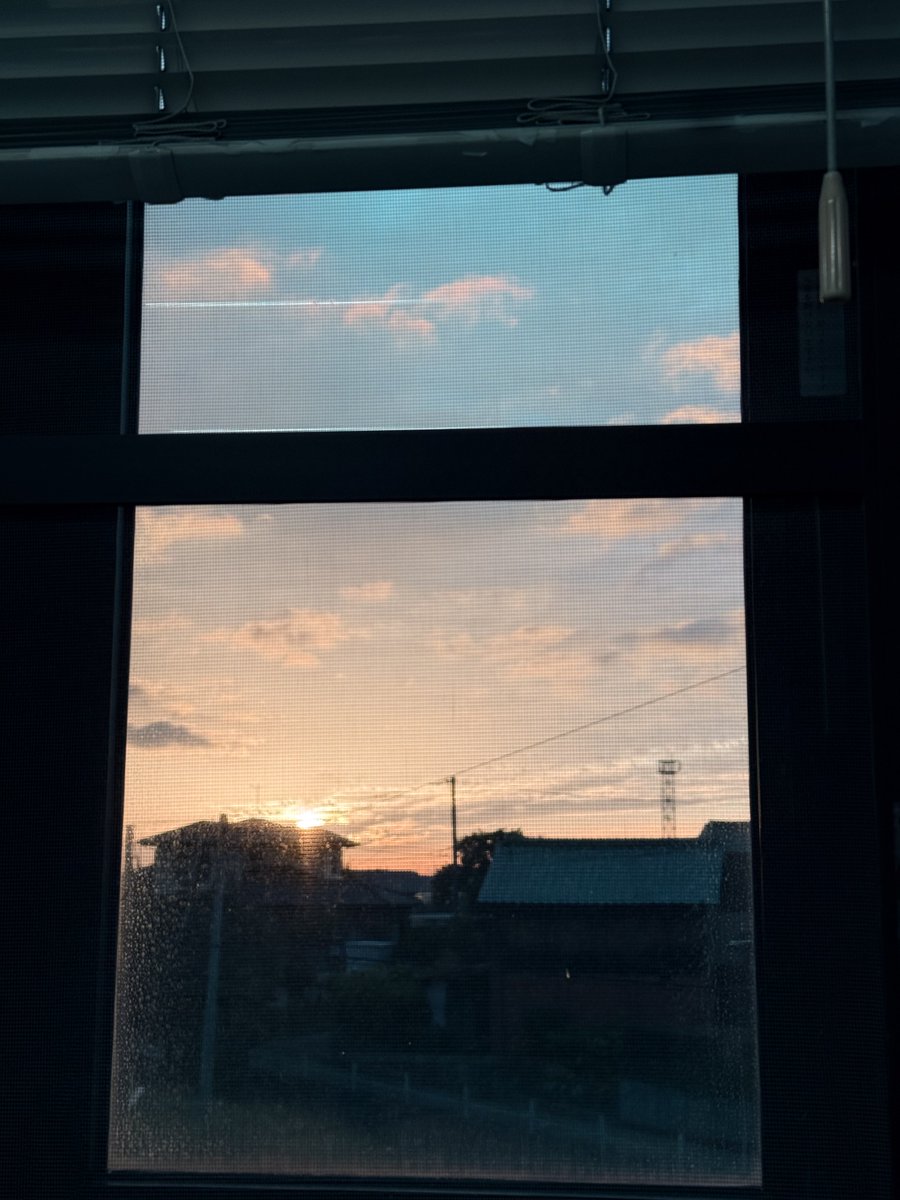 kaesarutakeo's tweet photo. 窓の中の夕陽 https://t.co/jmggrG1urH