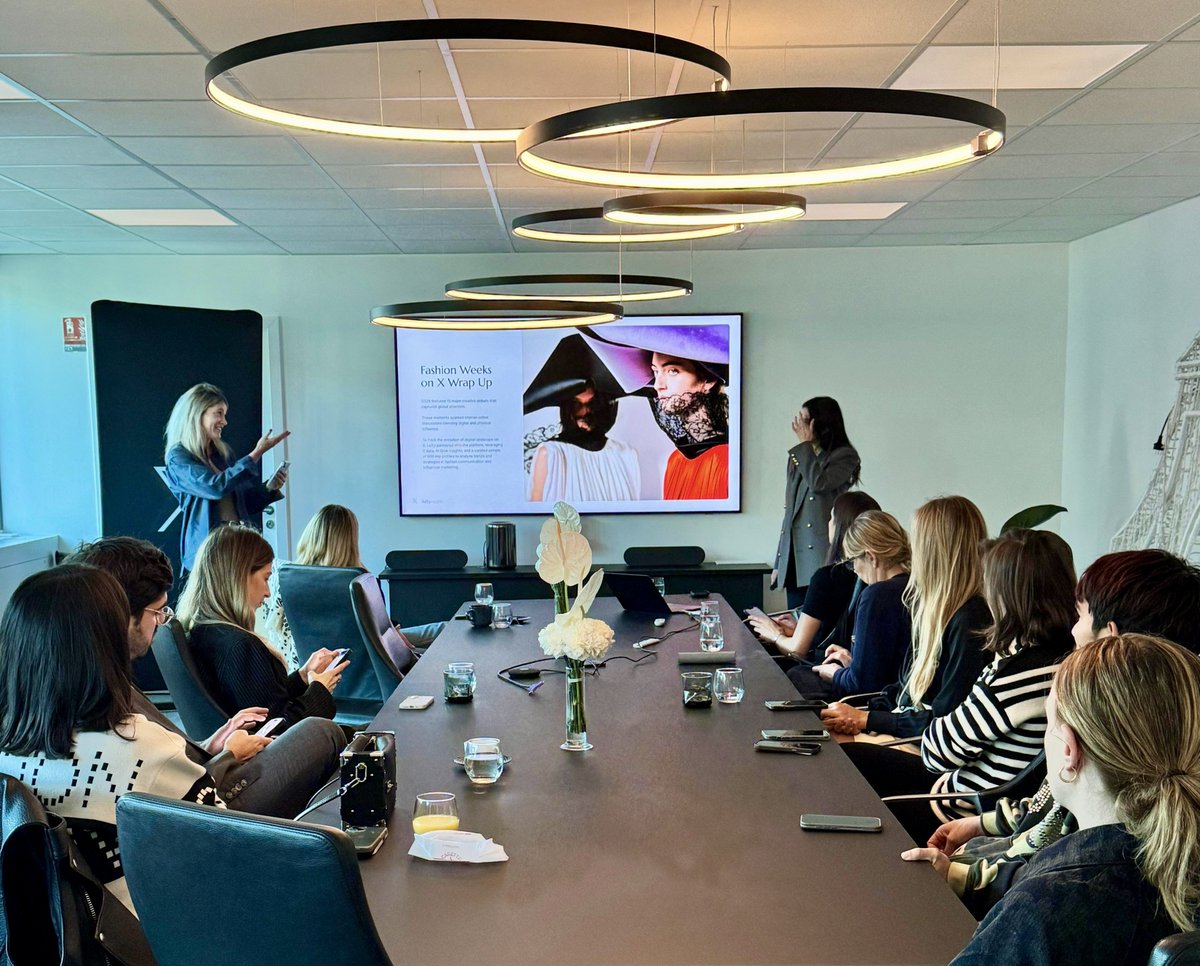 XFrance's tweet photo. Merci à nos 10 Maisons pour ce petit-déjeuner intimiste et exclusif post-Fashion Weeks. Dévoilé en avant-première : le Rapport Fashion Weeks on X SS26 avec @Lefty_io.
+37 % convos YoY, 94 % sentiment positif/neutre
Webinar dans 2 semaines pour tout découvrir → lien en bio 🔗