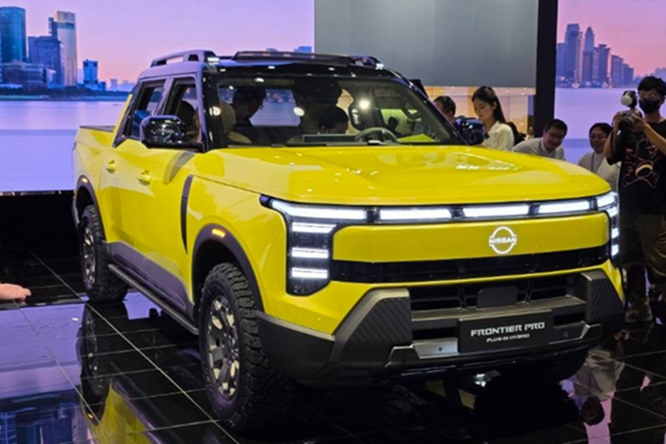autobondtr's tweet photo. Nissan Frontier Pro Ön Satışa Çıkıyor: Çin’de Tasarlanan Global Pickup!

Nissan, Çin’de tasarladığı Frontier Pro’yu 30 Ekim’de ön satışa çıkarıyor. Hem benzinli hem de hibrit (PHEV) versiyonlarıyla modern pickup severler için güçlü bir seçenek sunuyor.

-Tasarım: PHEV versiyonu ışık imzası ve V-Motion ızgarayla dikkat çekiyor; iki tonlu yüzer tavan aerodinamik avantaj sağlıyor.

-İç Mekan: 14,6 inç dokunmatik ekran, panoramik cam tavan ve üç kademeli ayarlanabilir arka koltuklarla konfor artırılmış.

-Güç ve Performans: PHEV 410 hp güç, 800 Nm tork, 3,5 ton çekme kapasitesi ve 135 km elektrik menzili sunuyor.

-Sürdürülebilirlik: Hibrit teknoloji yakıt tasarrufu sağlıyor ve çevre dostu sürüş imkânı veriyor.

Yeni Nissan Frontier Pro, kompakt tasarım, güçlü performans ve hibrit teknolojiyi bir araya getirerek global pickup pazarında iddialı bir seçenek olarak öne çıkıyor.

#Nissan #FrontierPro #Pickup #PHEV #Hibrit