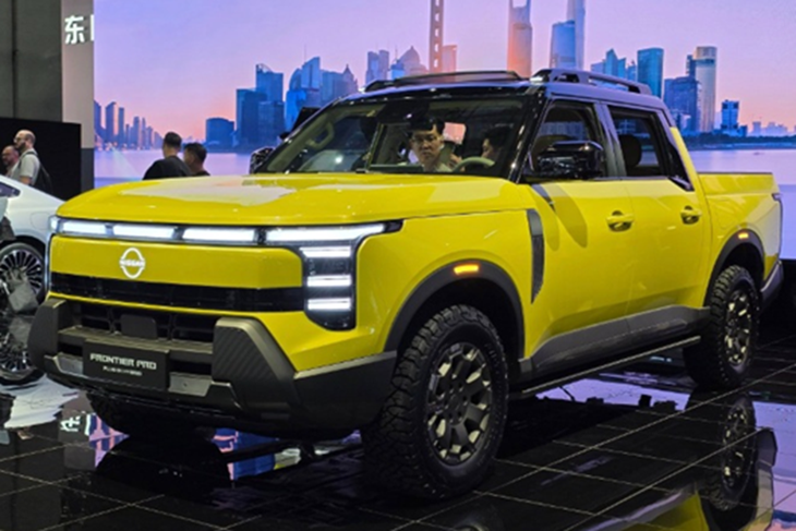 autobondtr's tweet photo. Nissan Frontier Pro Ön Satışa Çıkıyor: Çin’de Tasarlanan Global Pickup!

Nissan, Çin’de tasarladığı Frontier Pro’yu 30 Ekim’de ön satışa çıkarıyor. Hem benzinli hem de hibrit (PHEV) versiyonlarıyla modern pickup severler için güçlü bir seçenek sunuyor.

-Tasarım: PHEV versiyonu ışık imzası ve V-Motion ızgarayla dikkat çekiyor; iki tonlu yüzer tavan aerodinamik avantaj sağlıyor.

-İç Mekan: 14,6 inç dokunmatik ekran, panoramik cam tavan ve üç kademeli ayarlanabilir arka koltuklarla konfor artırılmış.

-Güç ve Performans: PHEV 410 hp güç, 800 Nm tork, 3,5 ton çekme kapasitesi ve 135 km elektrik menzili sunuyor.

-Sürdürülebilirlik: Hibrit teknoloji yakıt tasarrufu sağlıyor ve çevre dostu sürüş imkânı veriyor.

Yeni Nissan Frontier Pro, kompakt tasarım, güçlü performans ve hibrit teknolojiyi bir araya getirerek global pickup pazarında iddialı bir seçenek olarak öne çıkıyor.

#Nissan #FrontierPro #Pickup #PHEV #Hibrit