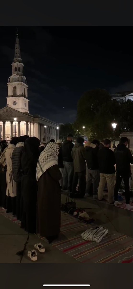MuslimStdnt4Pal's tweet photo. Last night we gathered at Trafalgar Square to reaffirm that a ceasefire isn’t enough. 

Apartheid Israel has already broken numerous clauses of the so-called ceasefire. Our demand: an arms embargo and an end to the brutal occupation. 

We will continue to resist until liberation! https://t.co/FKrcBSP3tF