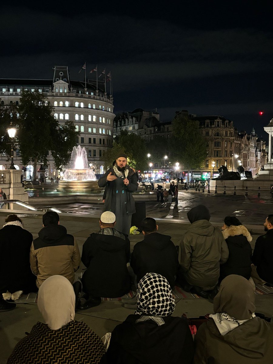 MuslimStdnt4Pal's tweet photo. Last night we gathered at Trafalgar Square to reaffirm that a ceasefire isn’t enough. 

Apartheid Israel has already broken numerous clauses of the so-called ceasefire. Our demand: an arms embargo and an end to the brutal occupation. 

We will continue to resist until liberation! https://t.co/FKrcBSP3tF