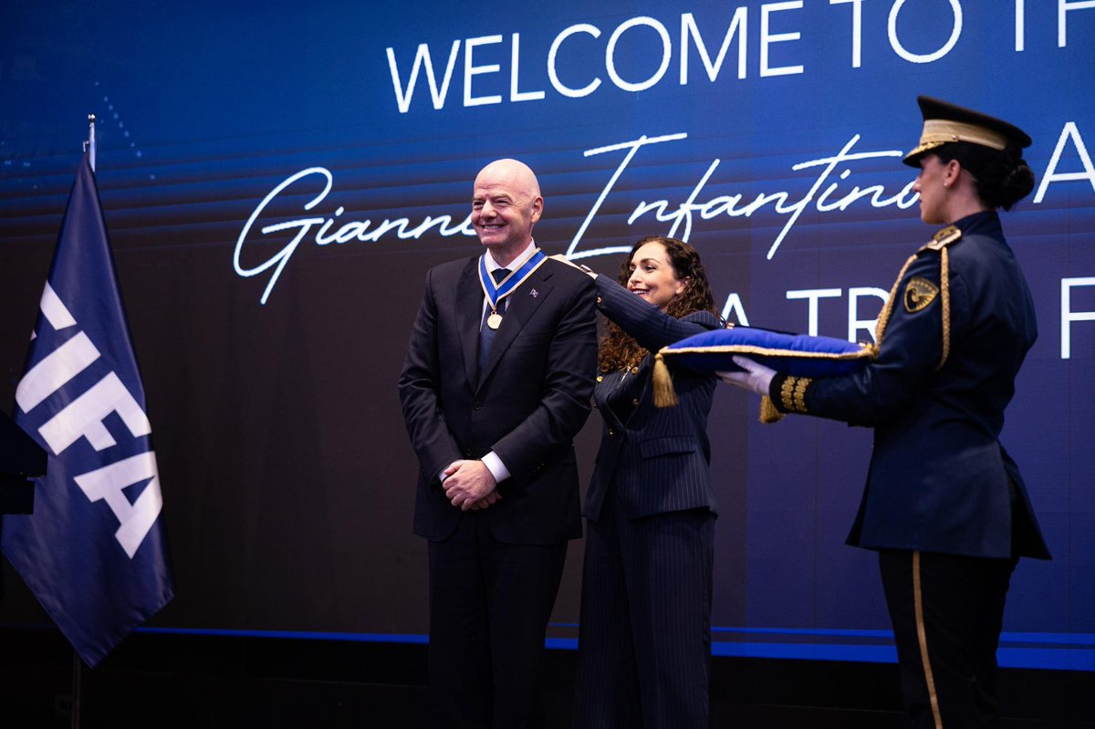 BanasiakMich's tweet image. Dwa tygodnie z życia Gianniego Infantino - jednego z najbardziej zapracowanych i najwięcej podróżujących ludzi na świecie. 🥳

8 października. Infantino odbiera medal za zasługi dla Kosowa 🇽🇰.
Kosowo docenia, że dzięki członkostwu w FIFA może podkreślać swoją państwowość. 🧵1/7⤵️