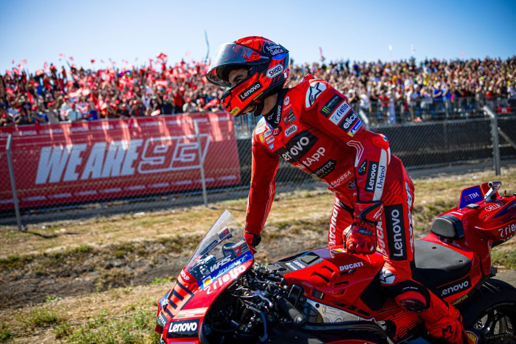 Motosan_es's tweet photo. 💬 Pol Espargaró: «Cuando tú ves un límite, Marc Márquez ha llegado, lo ha superado y ha estado jugando con él»
 https://t.co/vilq7tdZ4A https://t.co/o0SwTIrNni