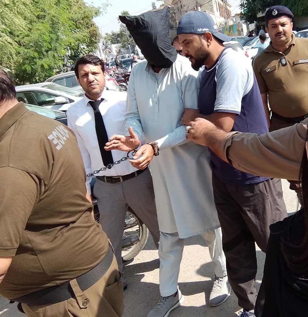 Warraichwords's tweet image. میں عثمان جوڑا سے بہادر آدمی کو نہیں جانتا، عثمان ایک دلیر ورکر ہے۔ اس سے قبل متعدد دفعہ عثمان کے بھائیوں کو بھی اغواء کیا گیا، اس طرح کالے کپڑے میں لپیٹ کر تم اسکے حوصلہ اور نظریہ کو شکست نہیں دے سکتے۔ 
جنکے ذہن میں اجالا ہو انکو یہ نقاب، یہ تاریک زنداں جھکا نہیں سکتے۔