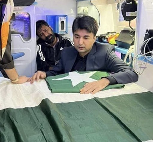 وہ لمحہ جب شہید ارشد شریف کا جسد خاکی ان کی والدہ کی خواہش پر ان کے دوست مراد سعید نے وصول کیا۔
ارشد شریف کے لئے انصاف کا مطالبہ کریں 💔