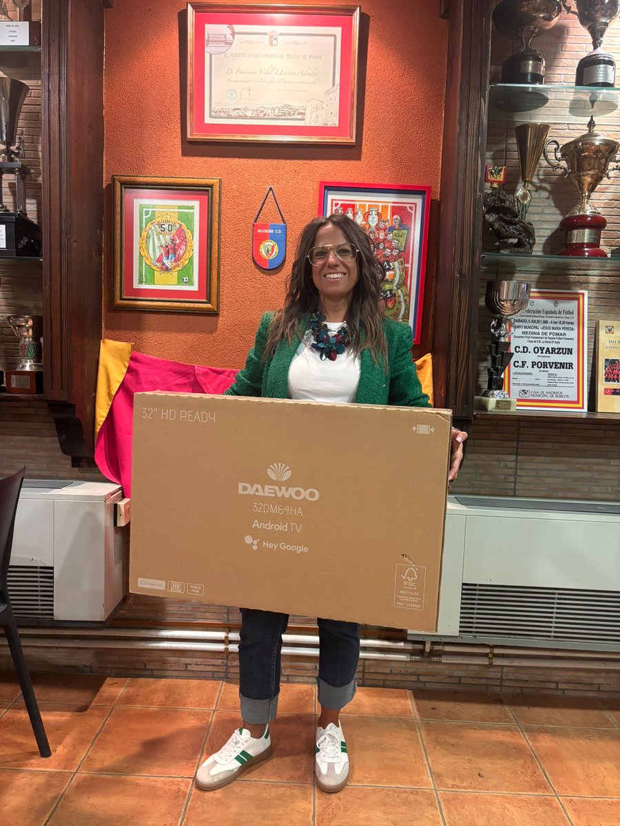 🎉 ¡Enhorabuena, Vanesa! 🎉
Ganadora de la rifa especial del fin de semana celebrada durante el Partido del Aficionado🏟️⚽
🏆 ¡Te llevas a casa una televisión de 32 pulgadas! 📺
¡Gracias a todos los que participaron y apoyaron al club! 
Colaboración electrodomésticos Peña