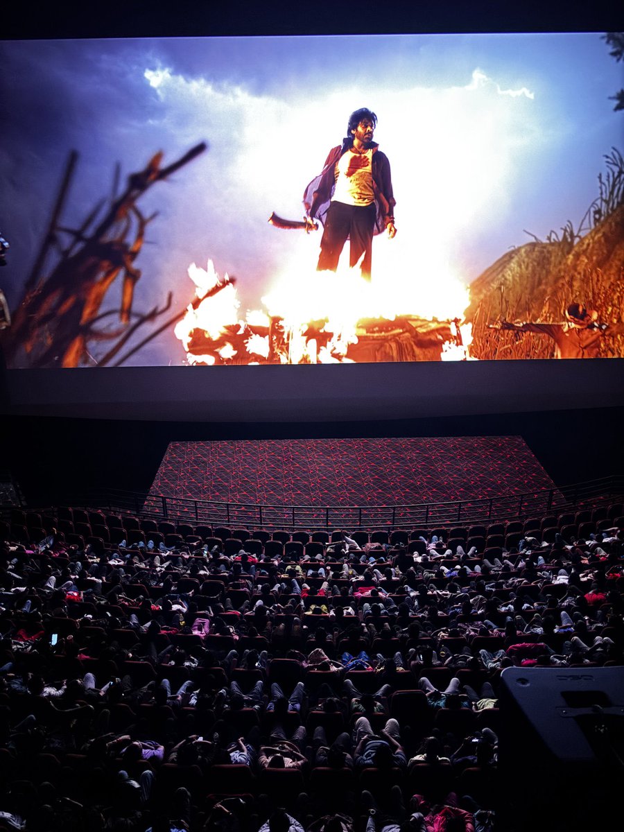 DVVMovies2's tweet image. This frame ❤️‍🔥 🔥

Wild OG 💥

#BlockbusterOG #TheyCallHimOG  #BoxOfficeDestructorOG