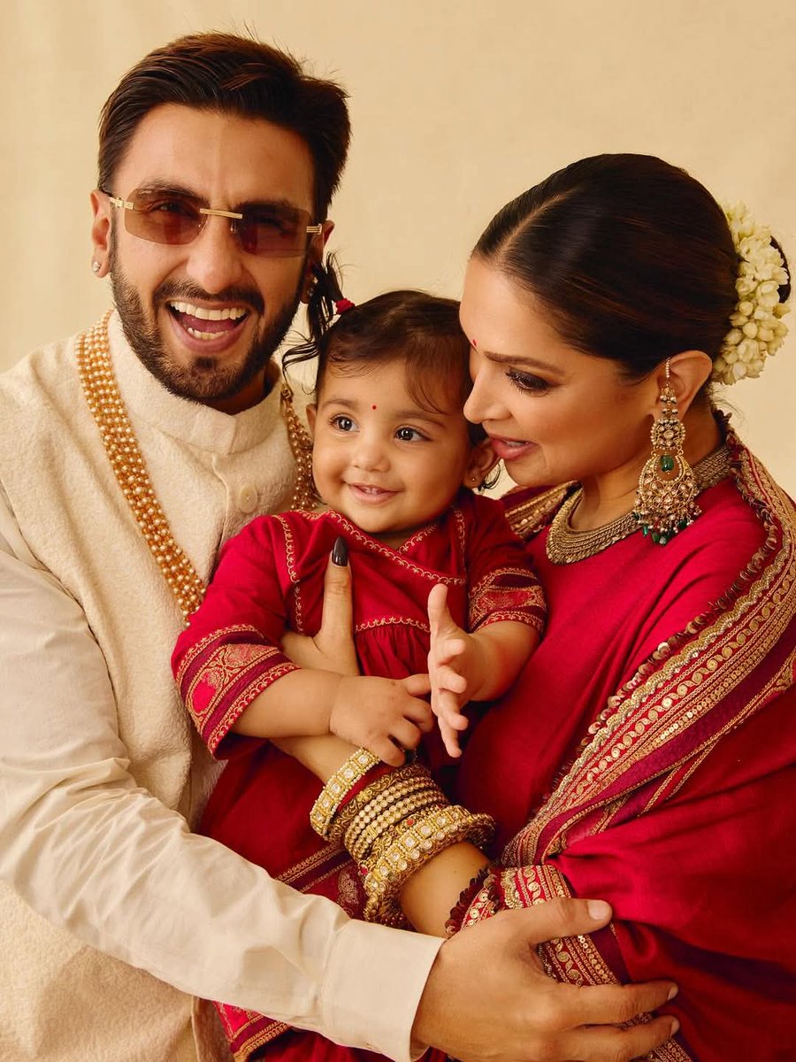 RavinderKapur2's tweet image. Deepika Padukone, Ranveer Singh Reveal Daughter Dua&apos;s Face In Diwali Post

Photo courtesy: Deepika Padukone/IG

#DeepikaPadukone #RanveerSingh #Dua