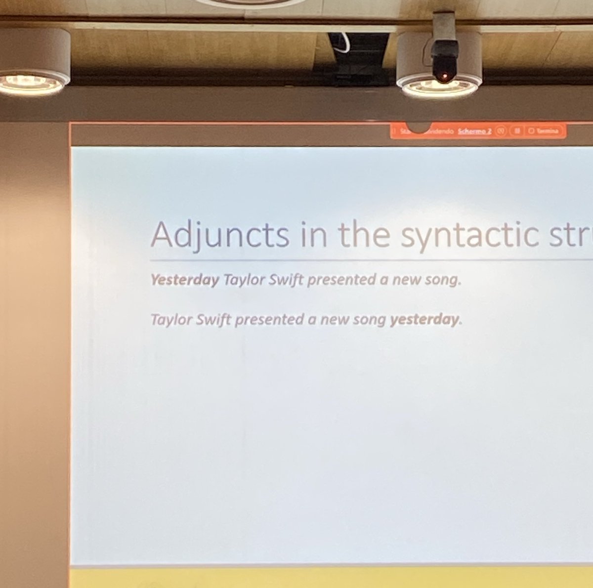 moonclace's tweet image. Raga aiuto sto volando