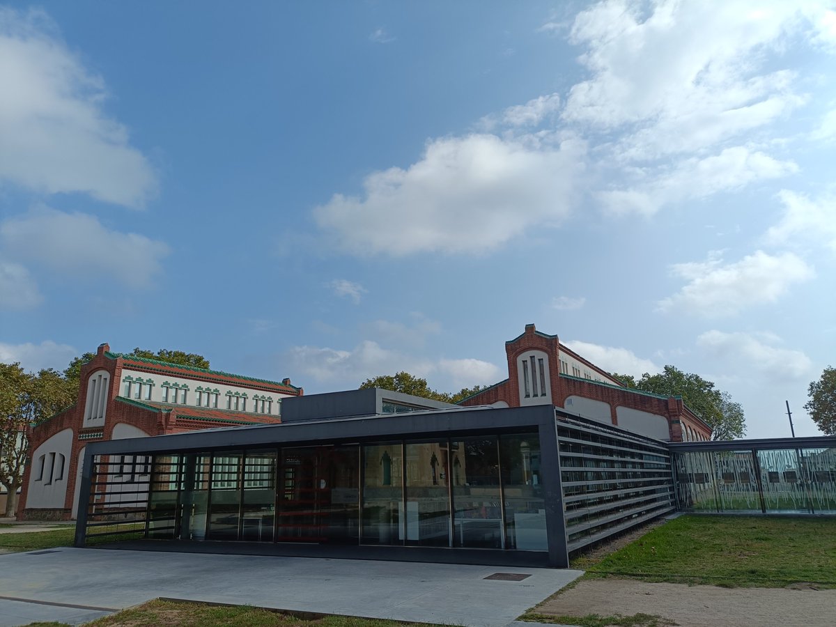 #lectoresviatgeresbiblioalmenar ens envien imatges de la biblioteca Antoni Comas (Mataró). Un exemple d'una bonica metamorfosi: d'escorxador a biblioteca.

#bibliotequescat <a href="/BibliotequesM/">Biblioteques de Mataró</a>