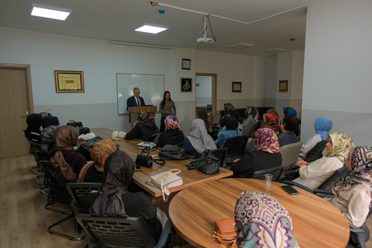 Hitit Üniversitesi, Diyanet Gençlik Merkezinde düzenlediği Bilim Kafe etkinliğinde aile içi iletişim ve aile kurumunun toplumdaki önemine dikkat çekti.

✍️ haber.hitit.edu.tr/gundem/aile-ic…

#HititÜniversitesi <a href="/ProfAliOzturk/">Ali Osman Öztürk</a> <a href="/bilimiletisimio/">Bilim İletişimi Ofisi</a>