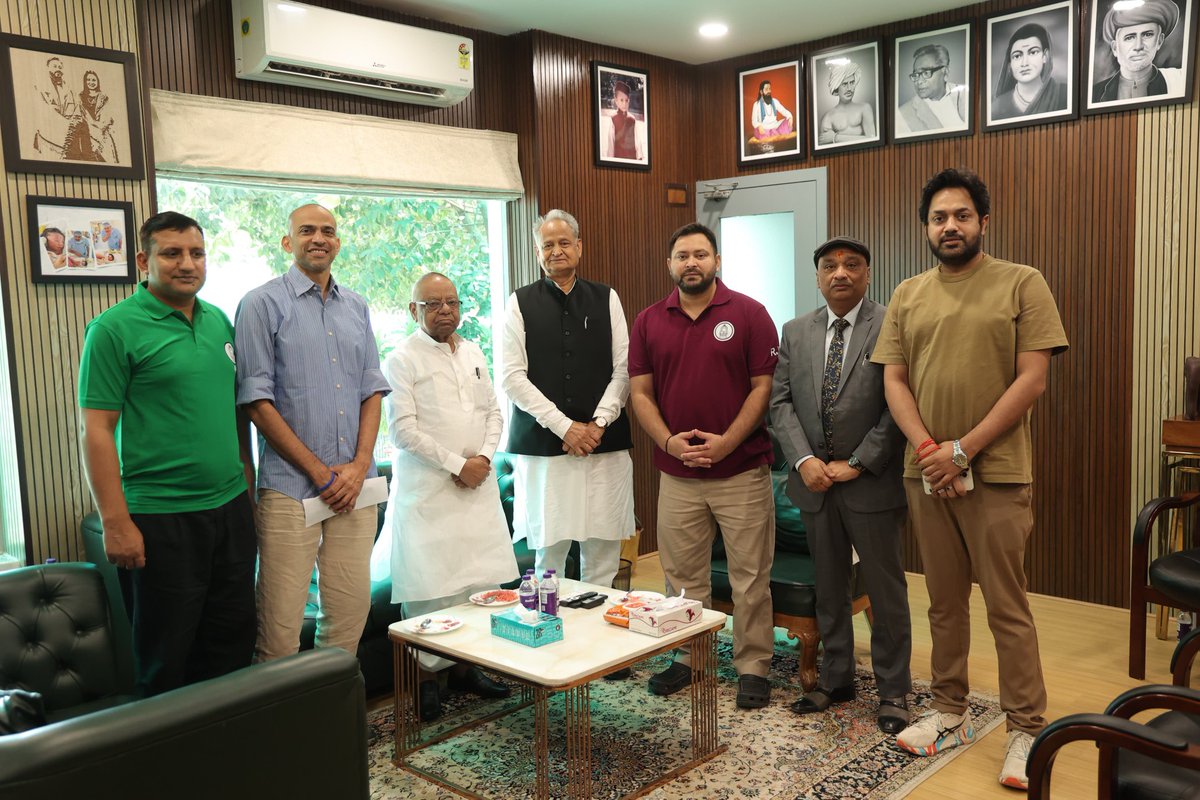 ashokgehlot51's tweet image. आज AICC बिहार प्रभारी श्री @Allavaru के साथ श्री @laluprasadrjd एवं श्री @yadavtejashwi के साथ बेहद सकारात्मक मुलाकात हुई। बिहार में इंडिया गठबंधन पूरी तरह एकजुट है एवं मजबूती से चुनाव लड़ रहा है। कल महागठबंधन की प्रेस कॉन्फ्रेंस में पूरी स्थिति स्पष्ट हो जाएगी।
बिहार में भाजपा…